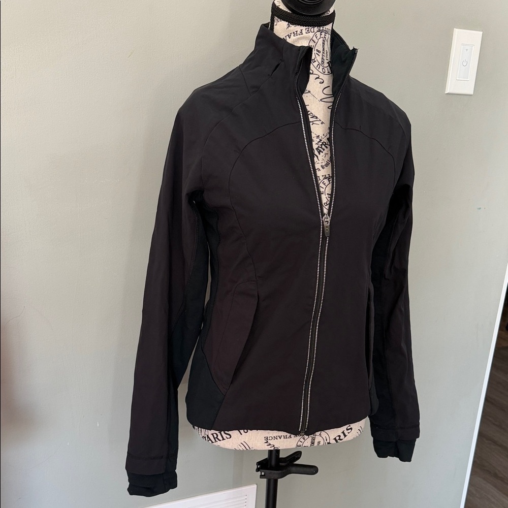 Lululemon Women's Black Reflective Jacket. Size 6